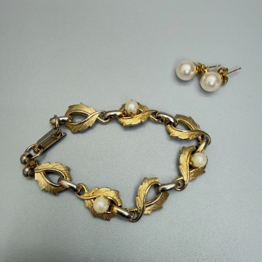 Vintage Gold Tone Faux Pearl Leaf Bracelet and Modern Pierced Earrings Set‎ 6.5"